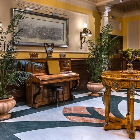 Reina Cristina Hotel